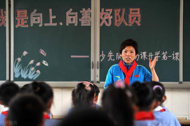 一尊价值连城的佛首回归，牵扯出一场尘封五十年的惊天骗局！电影《古董局中局》围绕明堂玉佛头的回归，讲述了许愿（雷佳音 饰）、药不然（李现 饰）、黄烟烟（辛芷蕾 饰）、付贵（葛优 饰）四人一路历险、寻宝护宝的故事